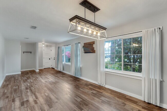 Building Photo - 270 Gregory Dr