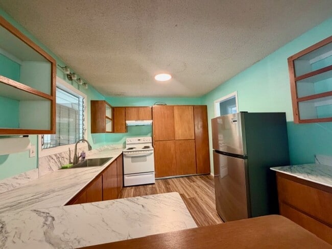 Building Photo - Charming 3 bedroom 2 bathroom House