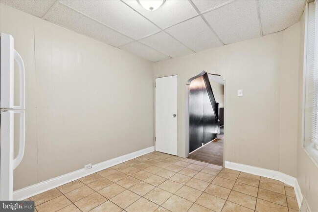 Building Photo - 2317 E Cambria St