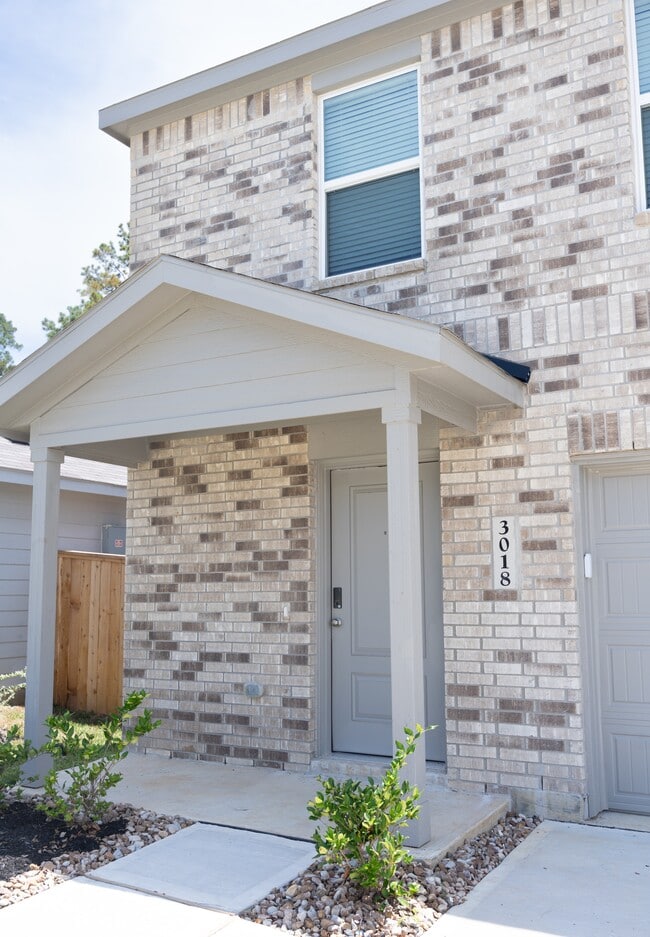 Building Photo - 3018 Mallorca Dr