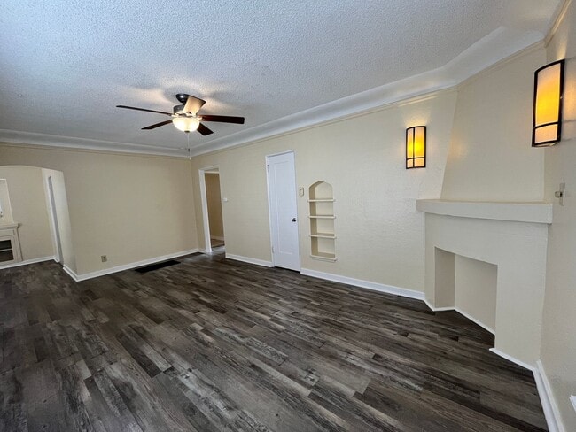Building Photo - LARGE DOWNSTAIRS ONE BEDROOM ONE BATH!