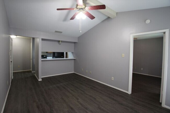 Building Photo - Upstairs 1 Bedroom 1 Bath Apartment!