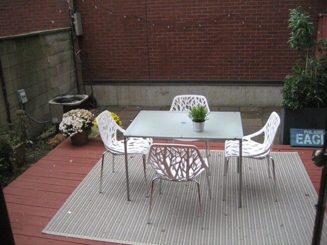 Building Photo - BEAUTIFUL SPACIOUS 3 BEDROOM CENTER CITY TOWNHOUSE