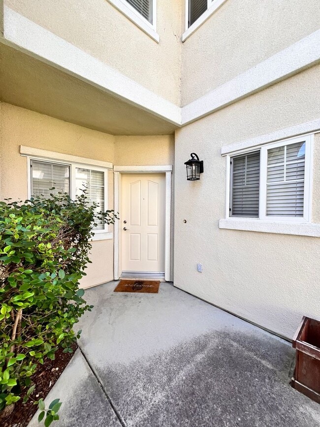 Building Photo - Beautiful Water Views! This 3 BD, 2 BA Gle...
