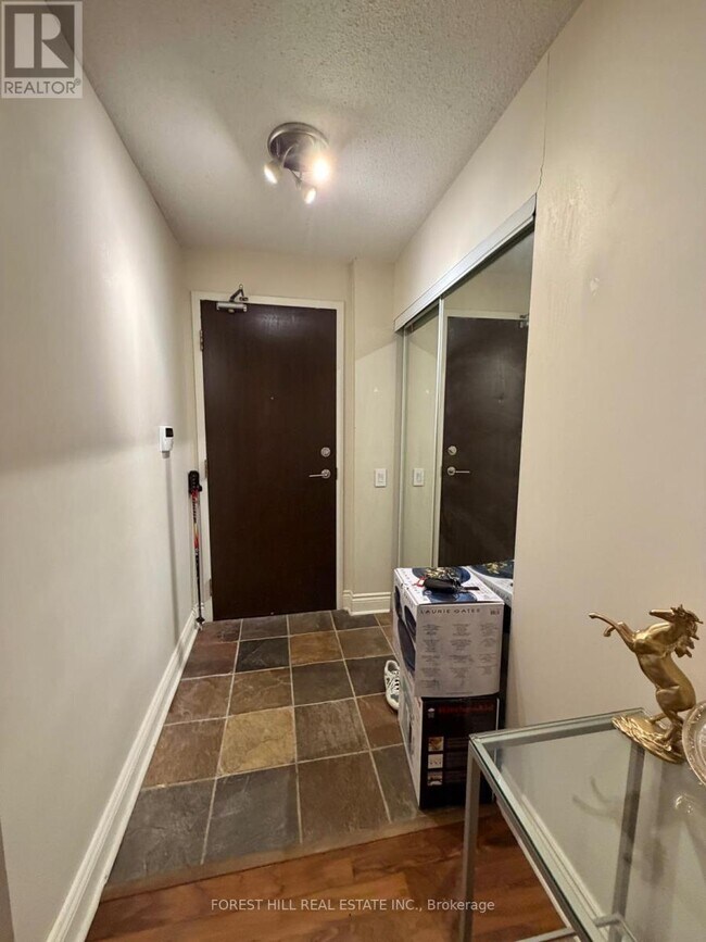 Building Photo - 388 Bloor St E