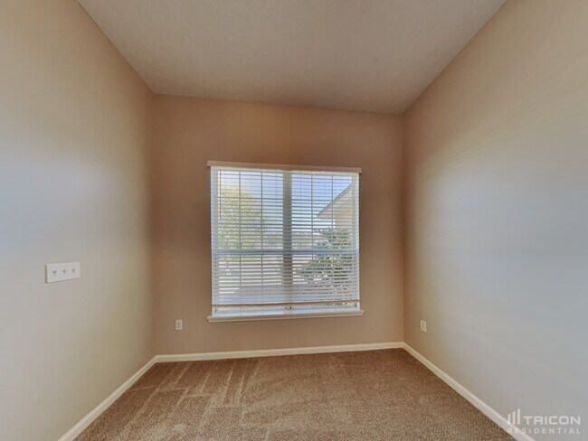 Building Photo - 1675 Hollow Glen Dr