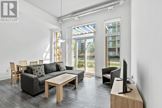 Building Photo - 253 Albert St