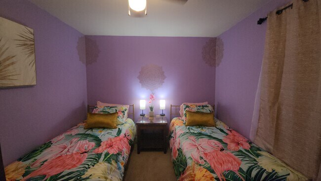 Dormitorio morado - 2313 Terrace Dr