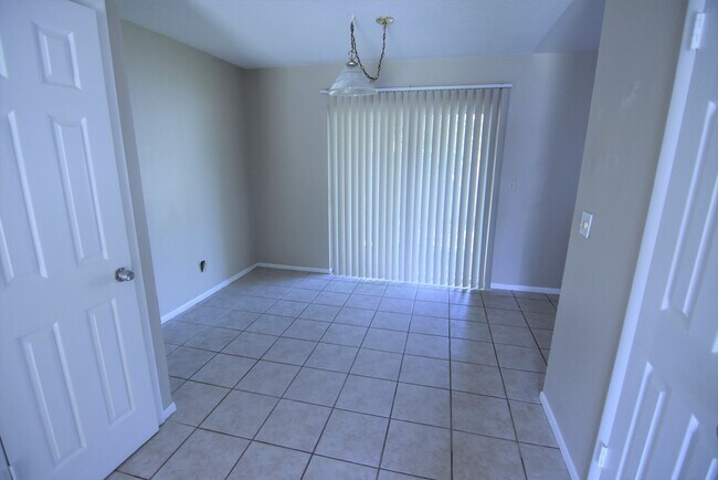 Foto del edificio - 423 Longwood Cir