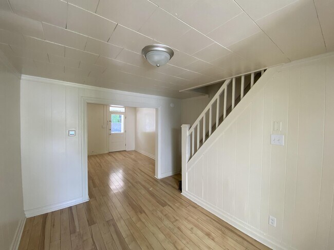 Building Photo - 313 E Burd St