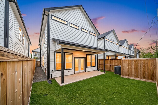 Foto del edificio - 6480 T C Jester Blvd