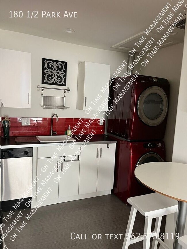 Building Photo - Studio/1 Bath in the Heart Of Belmont Shore
