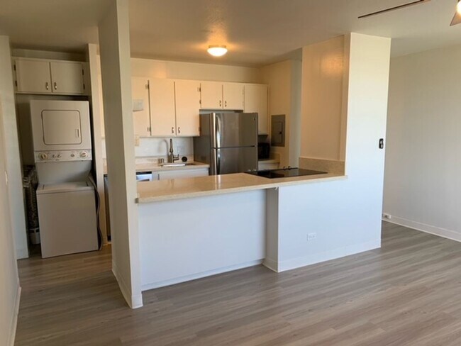 Foto del edificio - Salt Lake Area - Lakeside West building - 1 bedroom, 1 bath unit w/1 parking - Avail now