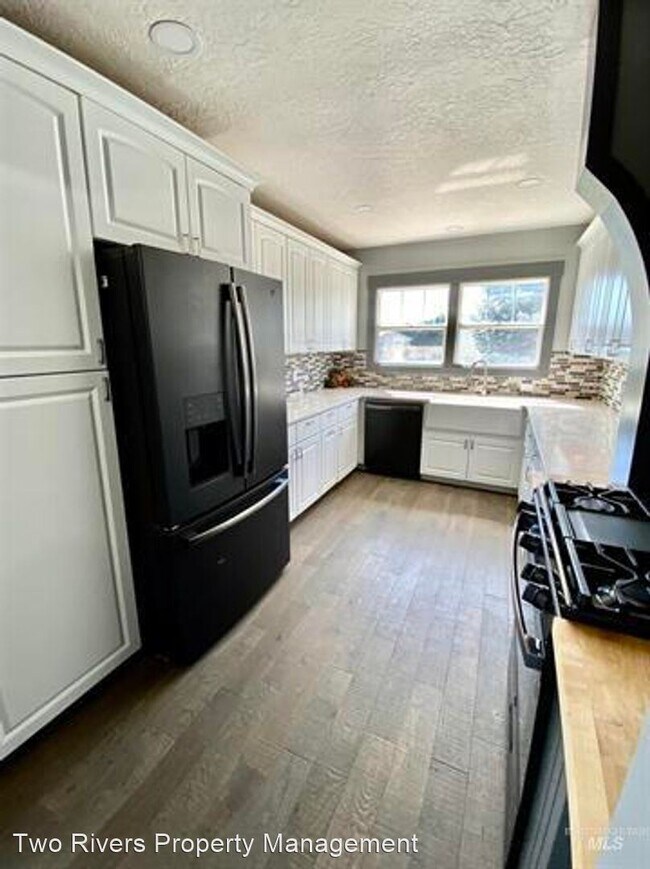 Building Photo - 3 br, 2 bath House - 1325 W 7th St