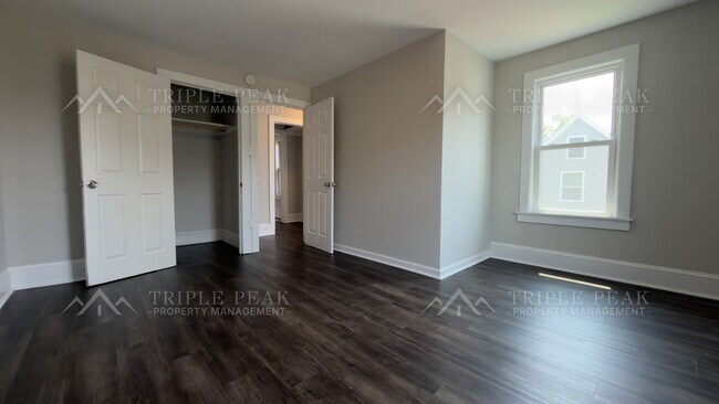 Foto del edificio - 297 N Laurel St
