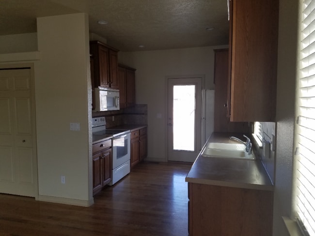 Building Photo - 725 Woodridge Court