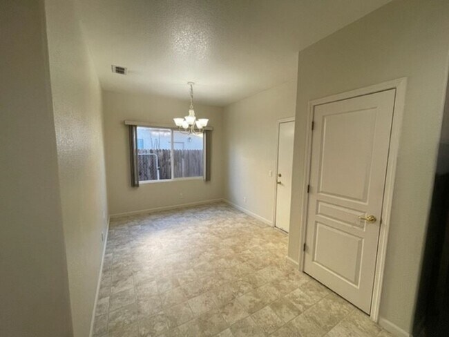 Building Photo - Spacious home in Lincoln