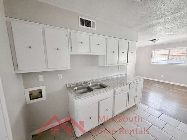 Building Photo - 3325 Cedar Springs Dr