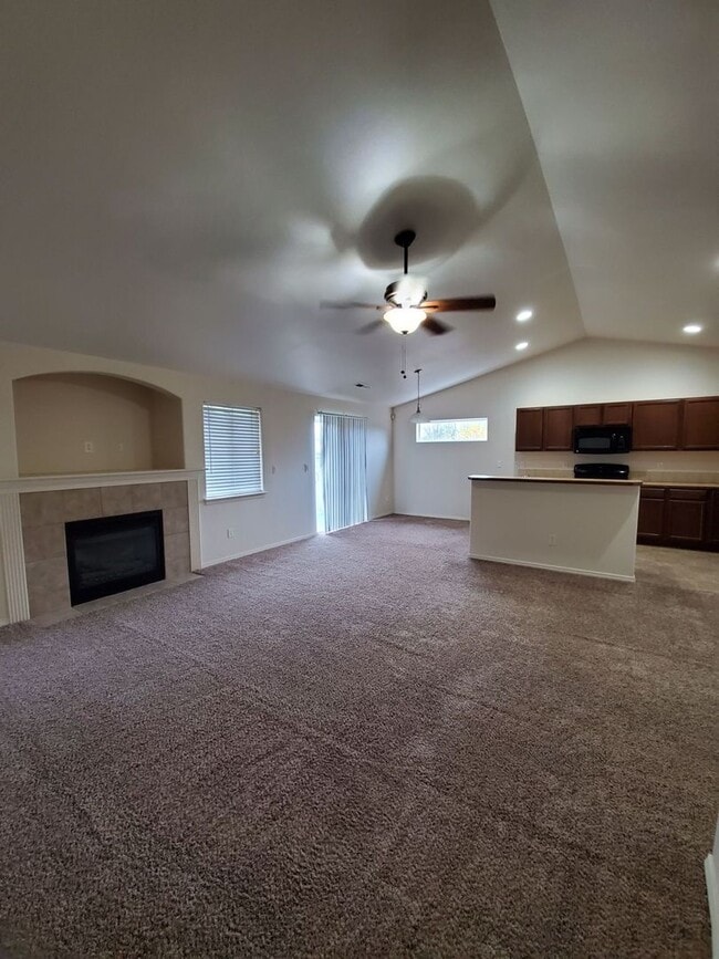 Building Photo - Pet Friendly 3bed : 2bath home w/ Garage