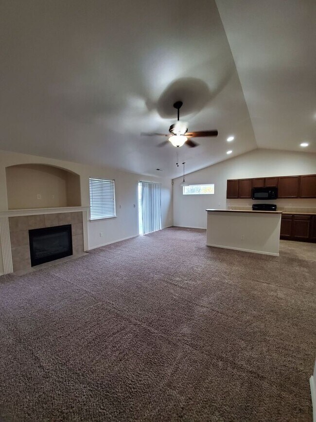 Foto del edificio - Pet Friendly 3bed : 2bath home w/ Garage
