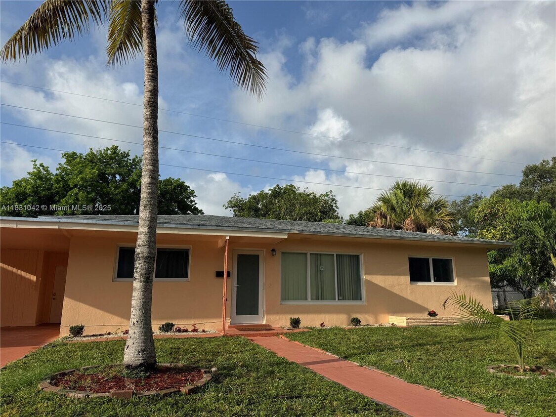 Foto principal - 1630 NE 157th Ter