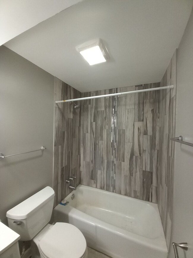 Building Photo - Beautifully Updated 2-Bedroom Condo