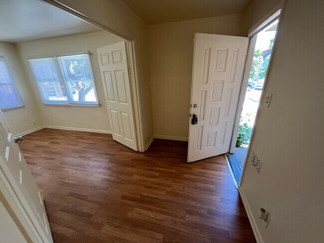 Foto del edificio - Great Student Housing.  3bd (Has been converted to 4 bedroom in past) 3bath house a block and a h...