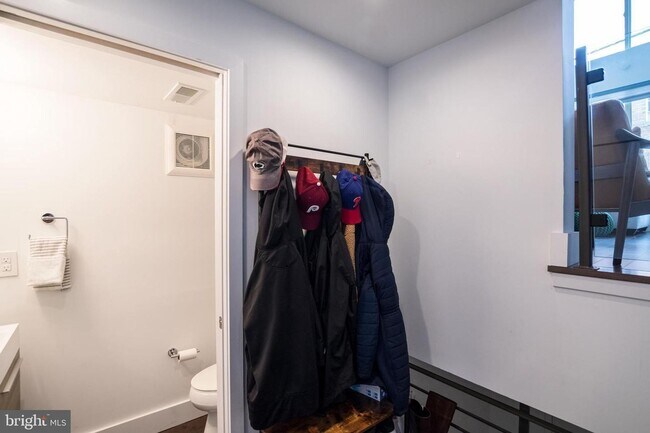 Building Photo - HUGE BRIGHT HOME 3 bed 2 full 2 half PRIVA...
