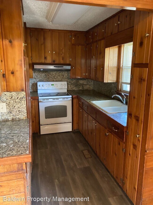 Foto del edificio - 3 br, 1.5 bath House - 4214 COUNTRY CLUB ROAD