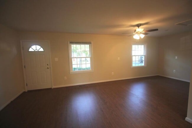 Building Photo - 605 W Maple Ave