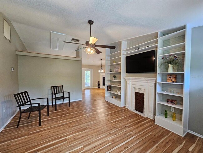 Foto del edificio - 17497 Clover Ave