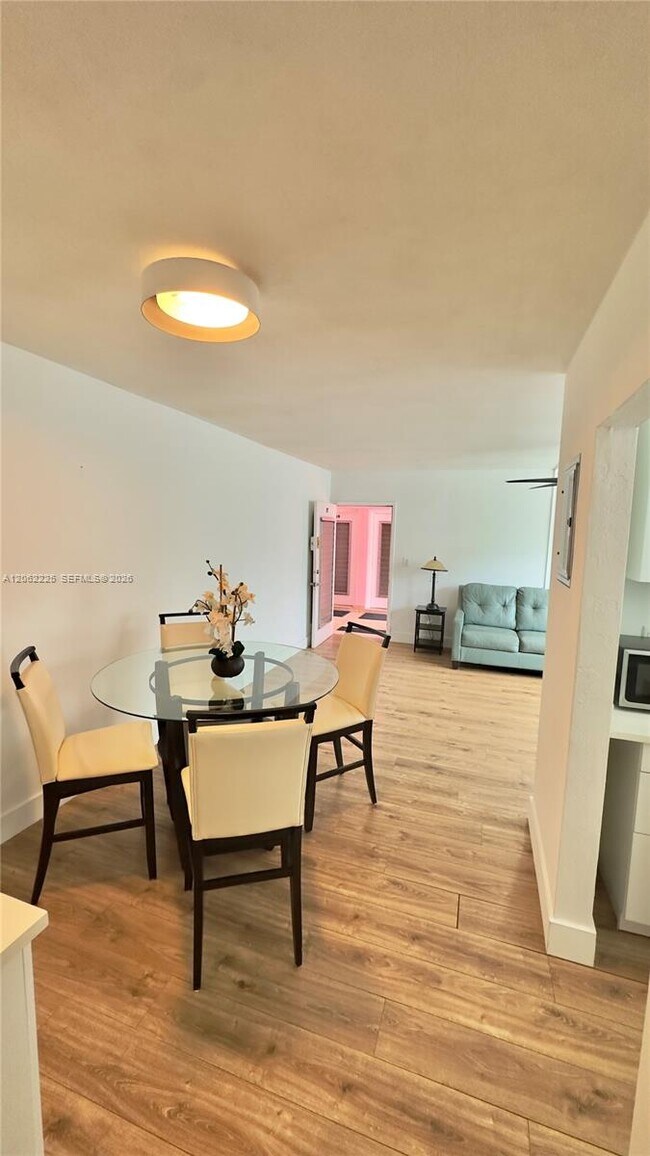 Foto del edificio - 700 Bayshore Dr
