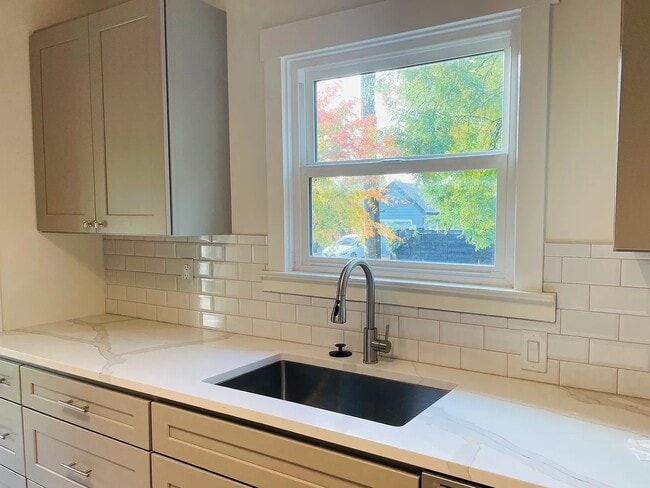 Foto del edificio - 3304 NE 73rd Ave