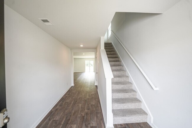 Foto del edificio - AVAILABLE NOW!