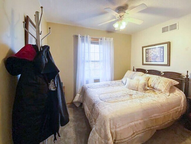 Foto del edificio - Sublease - 3 Bedroom Duplex Available Nove...