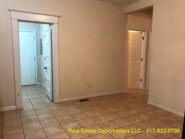 Foto del edificio - 2222 N Johnston Ave