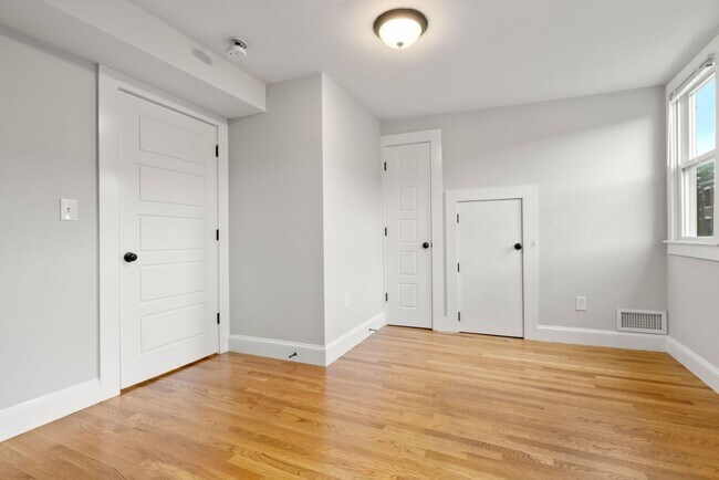 Building Photo - HOT BRIGHTON LISTING!!!!