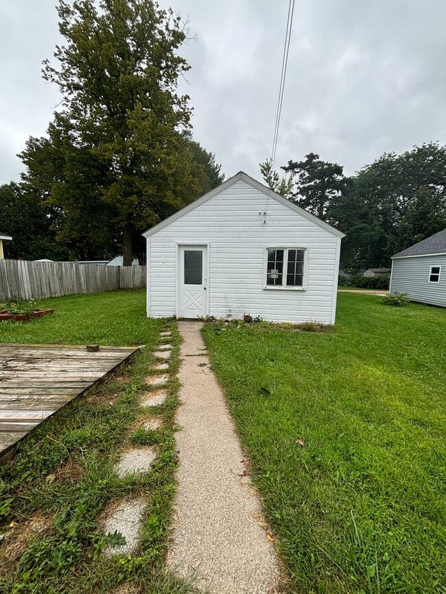 Building Photo - Charming 2 Bedroom 1 Bath Single Family Home-Available Now!