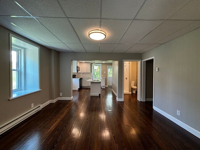 Building Photo - Newly remodeled 3+ bedroom