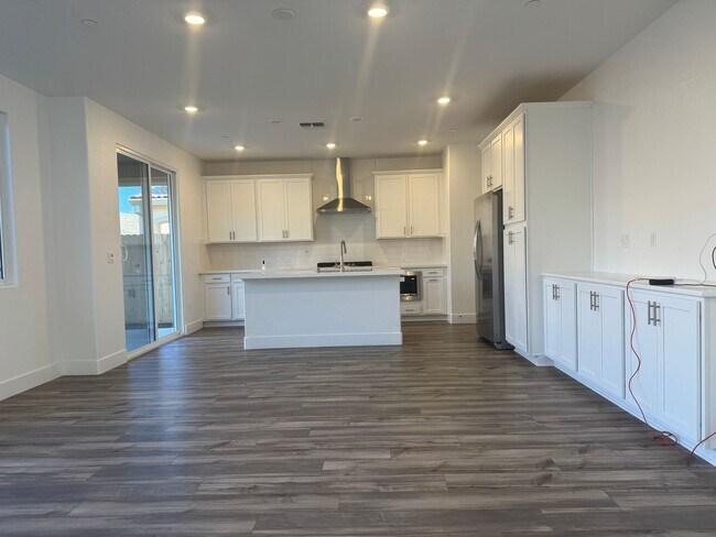 Building Photo - New Folsom home with solar!