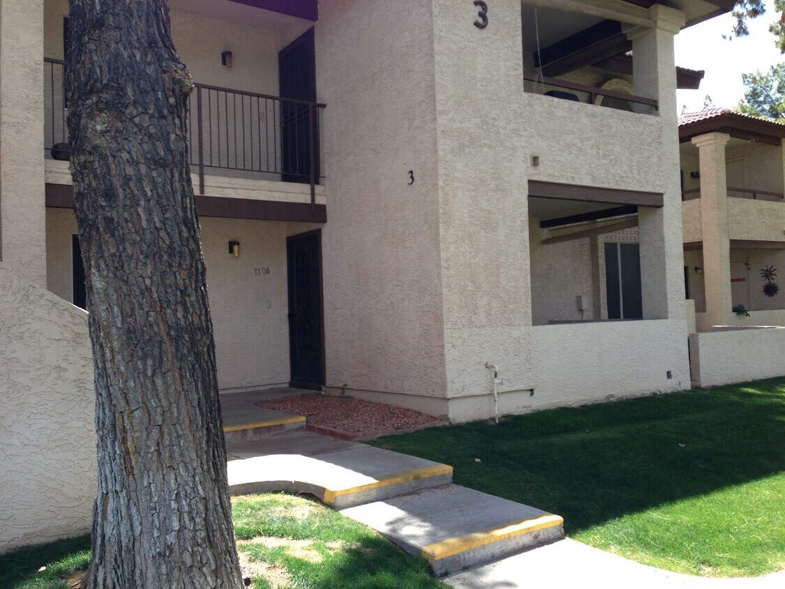 Foto principal - **COMFY 2 BEDROOM/2 FULL BATHROOM CONDO IN...