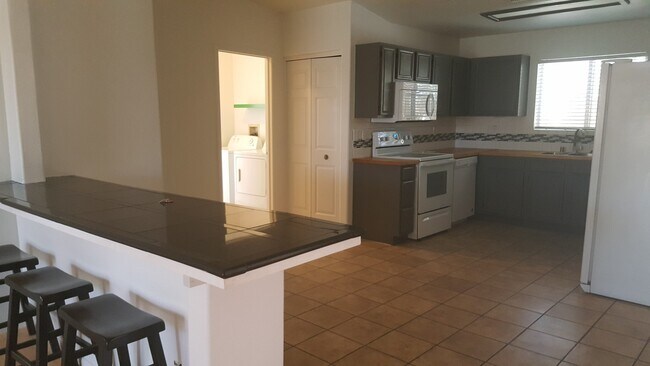 Foto del edificio - Pool Home Unfurnished Long Term