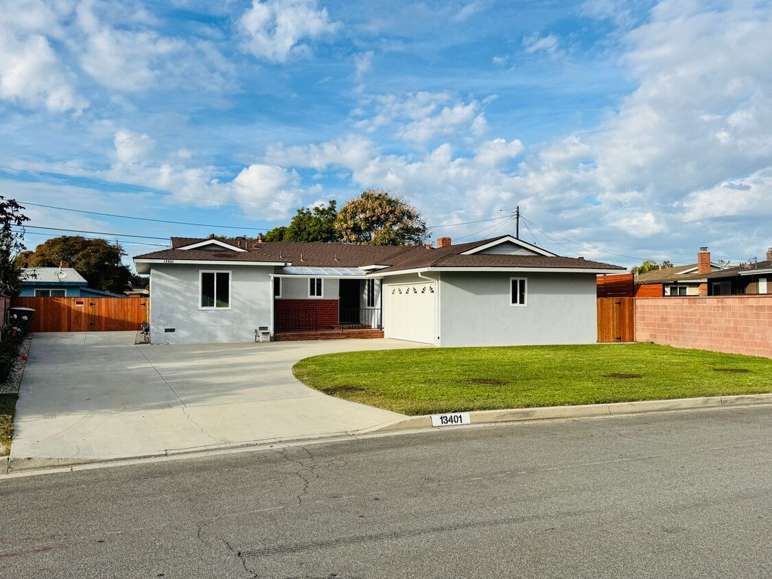 Foto principal - Charming Remodeled Ranch-Style Home with M...