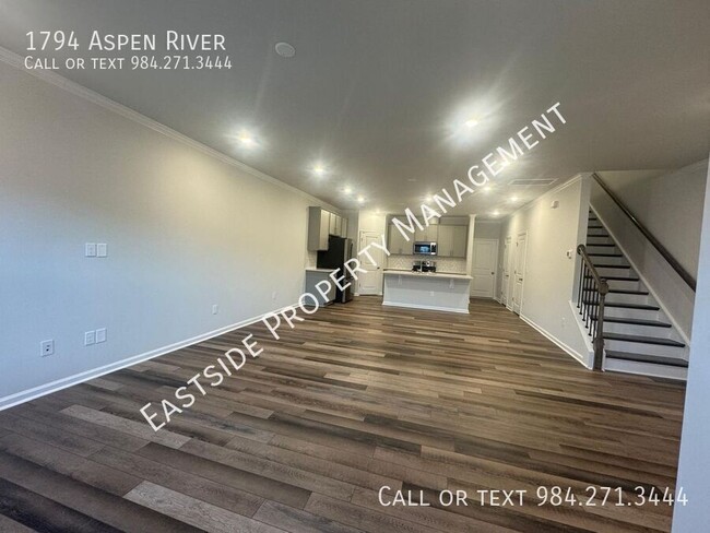 Foto del edificio - New Two-story Townhome! Tons of amenities!...