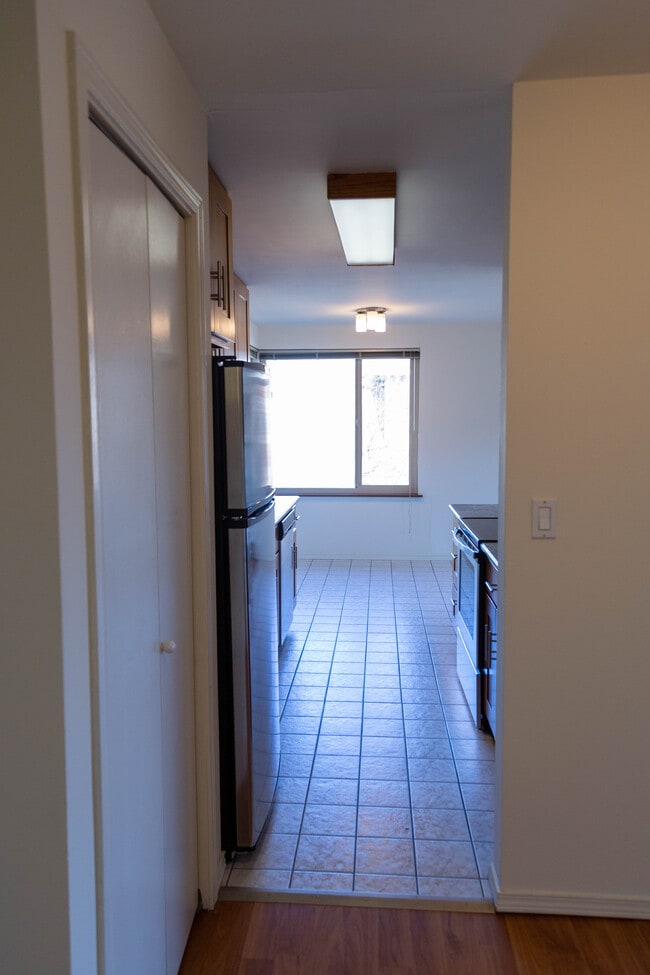 Building Photo - Madlyn Apartments