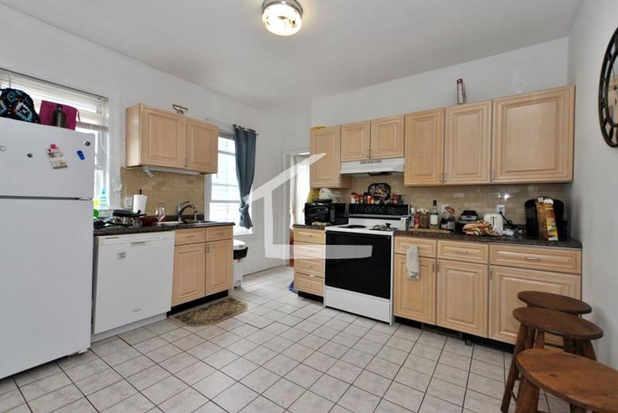 Bright three bed..... Sept 1st! - Bright three bed..... Sept 1st!