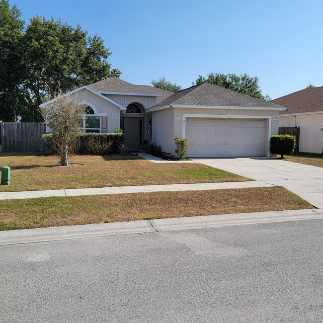 Building Photo - Available July 8th 3 bed 2 baths