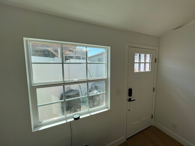 Building Photo - 1 Bed, 1 Bath Private Back House near Burb...