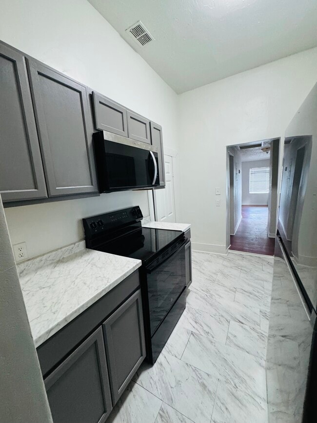 Building Photo - 881 Bridier St