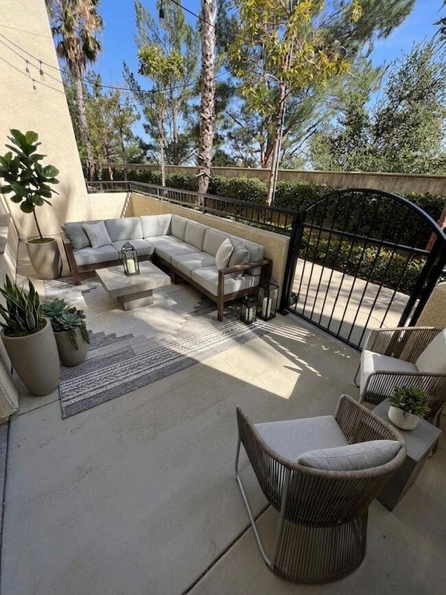 Foto del edificio - Beautiful 2 Bedroom, 2 1/2 Bathroom Porter Ranch Townhome! Ready for Move In!